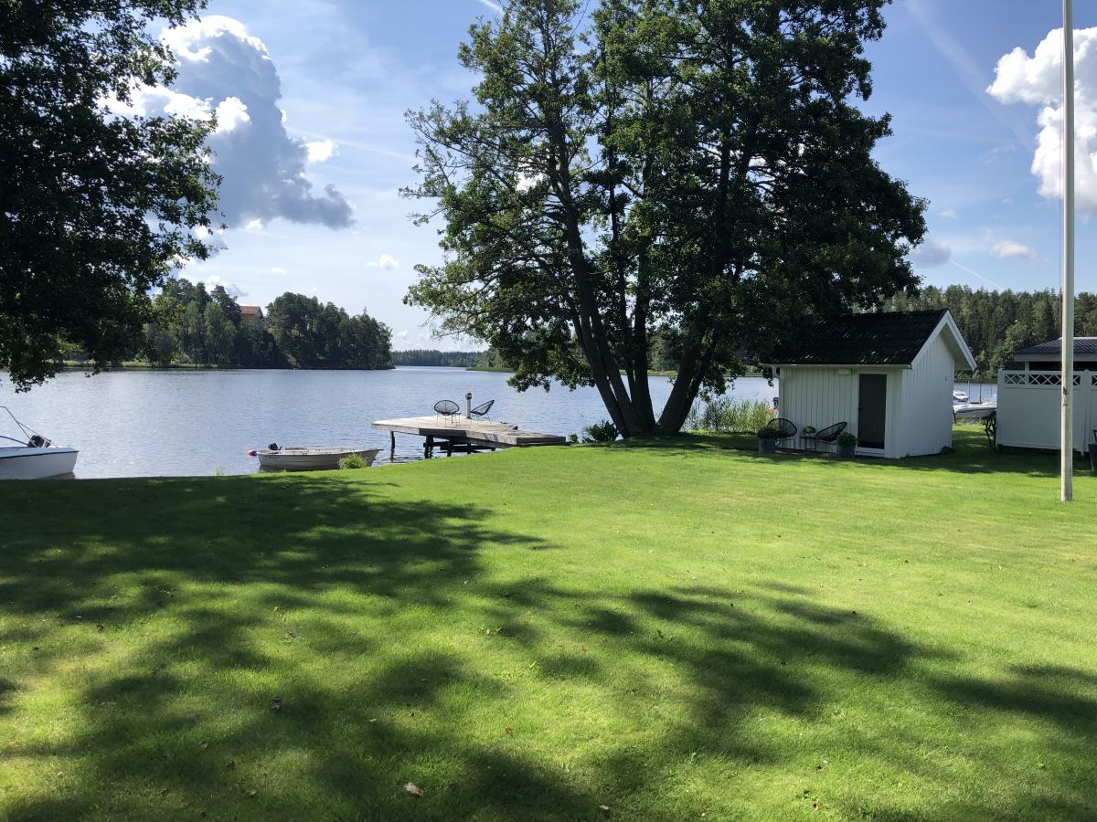 der Garten am See mit Boot, Steg und Sauna