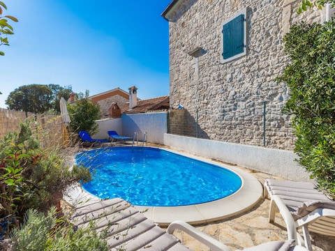 Casa per le vacanze Villa in pietra Nera con piscina
