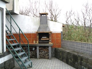 Der Grill auf der unteren Terrasse