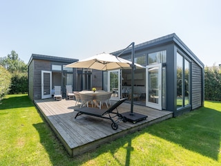 Außenansicht mit umzäuntem Garten