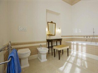 Eines von drei Badezimmern