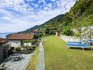 Ca. 300 m² großer Sonnengarten mit fantastischer Sicht auf den See