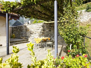 Ca. 40 m² große Terrasse mit Weinpergola und wunderschöner Sicht auf den See