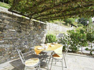 Ca. 40 m² große Terrasse mit Weinpergola und wunderschöner Sicht auf den See