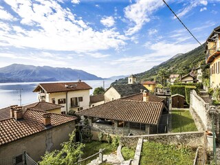 Fantastische Sicht auf den See und die gegenüberliegenden Berge