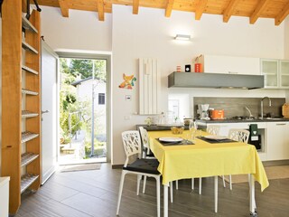 Moderne Küchenzeile mit Geschirrspülmaschine