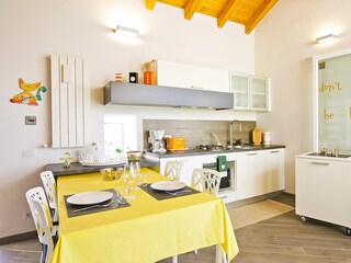 Moderne Küchenzeile mit Geschirrspülmaschine