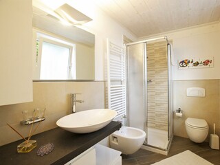 Freundliches und modernes Badezimmer mit Dusche