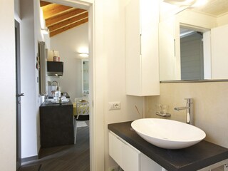 Freundliches und modernes Badezimmer mit Dusche