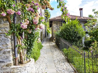 Der Weg zum Haus führt durch romantische Gassen