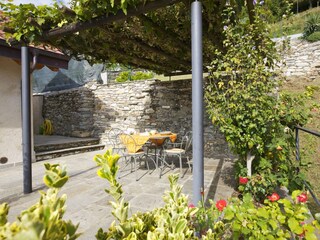 Ca. 40 m² große Terrasse mit Weinpergola