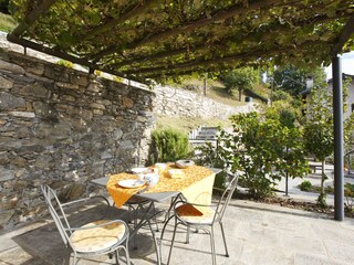 Ca. 40 m² große Terrasse mit Weinpergola