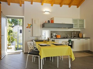 Moderne Küchenzeile mit Geschirrspülmaschine