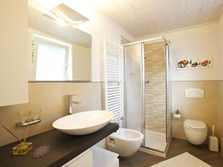 Freundliches und modernes Badezimmer mit Dusche