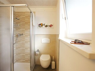 Freundliches und modernes Badezimmer mit Dusche