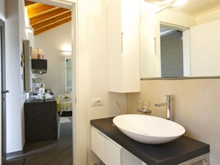 Freundliches und modernes Badezimmer mit Dusche