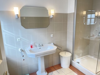 Bad mit Dusche im OG mit Fußbodenheizung