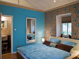 Schlafzimmer mit Zugang zum Bad