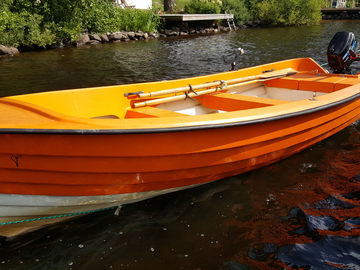 Das schöne große Ruderboot mit Motor