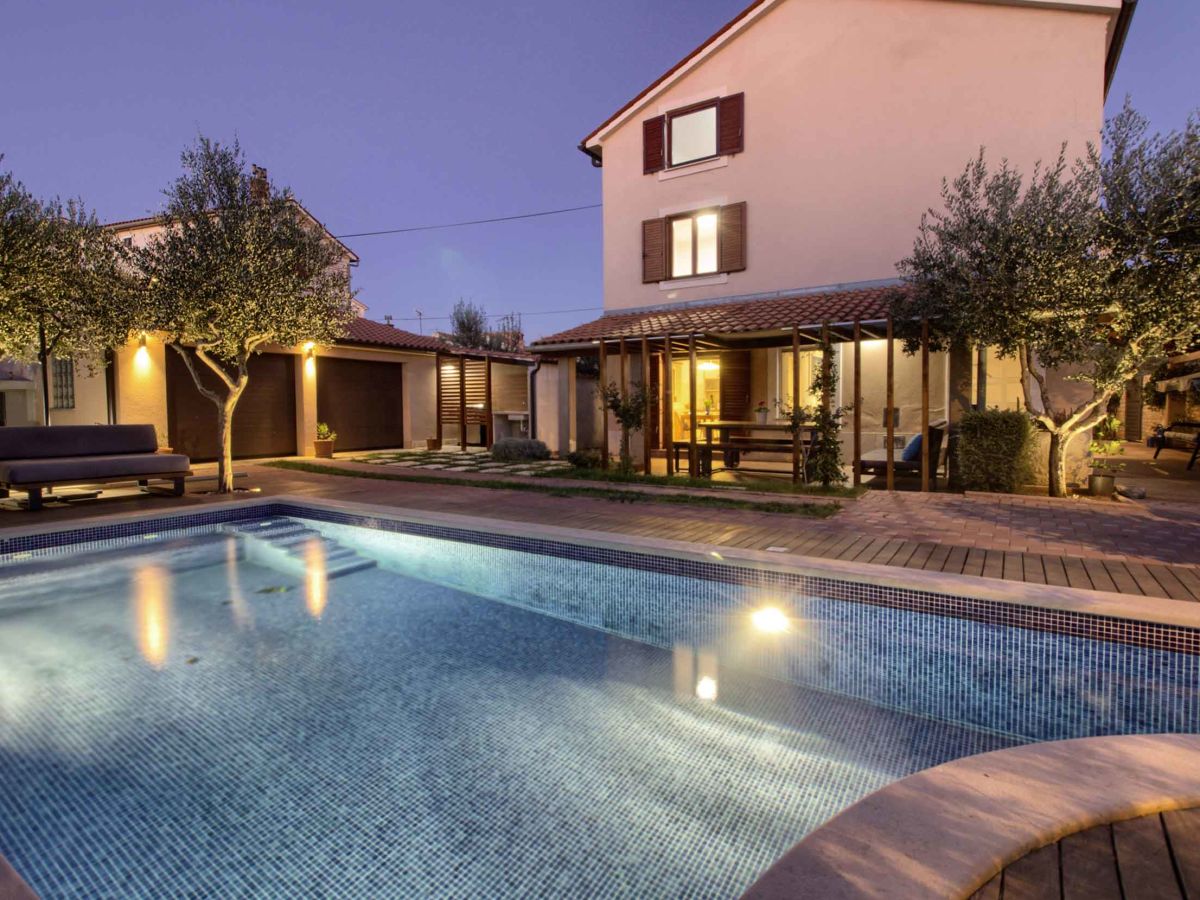 Villa Donatella with pool in Šišan - wiibuk.com