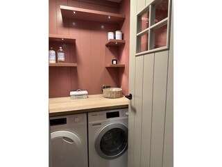 Massgefertigte Waschküche mit viel Stauraum