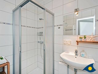 Badezimmer mit WC und Dusche