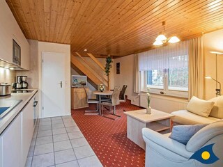 Wohnzimmer mit Essbereich und Küchenzeile