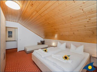 Schlafzimmer mit Doppelbett und Einzelbett