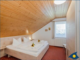Schlafzimmer mit Doppelbett