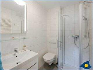 Badezimmer mit Dusche und WC
