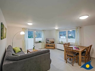 Wohnzimmer mit Essbereich und Zugang zur Terasse