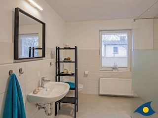 Badezimmer mit Dusche und WC