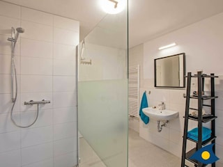 Badezimmer mit Dusche und WC