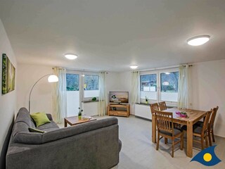 Wohnzimmer mit Essbereich und Zugang zur Terasse