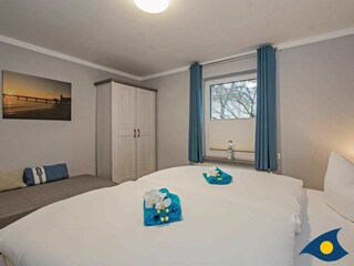 Schlafzimmer 2 mit Doppelbett und Schlafcouch