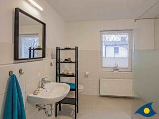 Badezimmer mit Dusche und WC