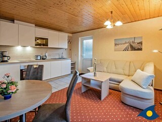 Wohnzimmer mit Essbereich und Küchenzeile