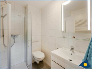 Badezimmer mit Dusche und WC