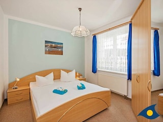 Schlafzimmer mit Doppelbett