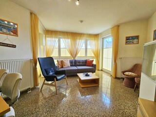 Wohnbereich mit Zugang zum Balkon