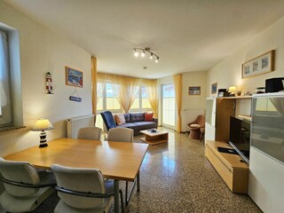 Wohnbereich mit Zugang zum Balkon
