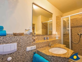 Badezimmer mit WC und Dusche