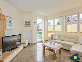 Wohnzimmer mit Zugang zum Balkon