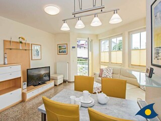 Wohnzimmer mit Essbereich und Zugang zum Balkon