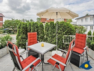 Hochterrasse mit Sitzmöglichkeiten