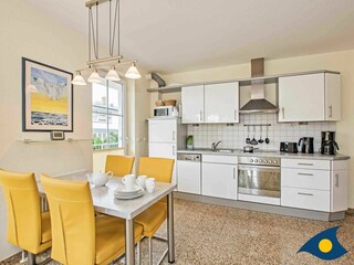 Küchenzeile mit Essbereich und Zugang zur Hochterrasse