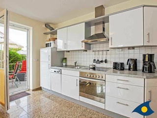 Küchenzeile mit Essbereich und Zugang zur Hochterrasse