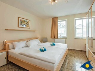 Schlafzimmer mit Doppelbett