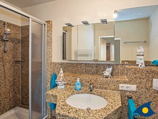 Badezimmer mit Dusche und WC