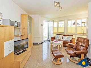 Wohnzimmer mit Zugang zum Balkon